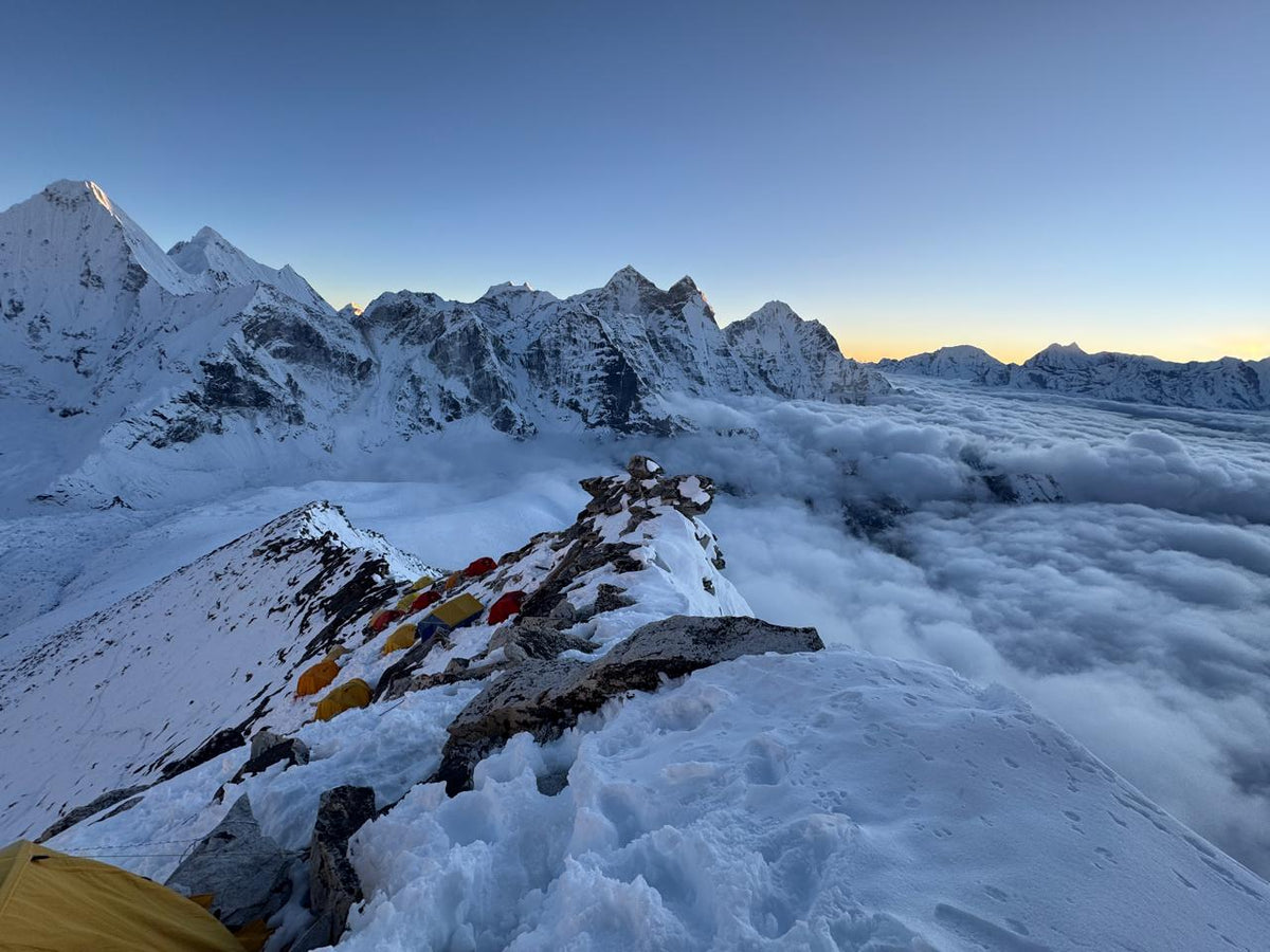 Campamento en la arista del Ama Dablam sobre un mar de nubes